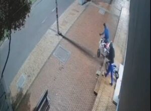 Delincuentes robaron un concesionario de motos en el norte de Bogotá - Foto: Captura de video