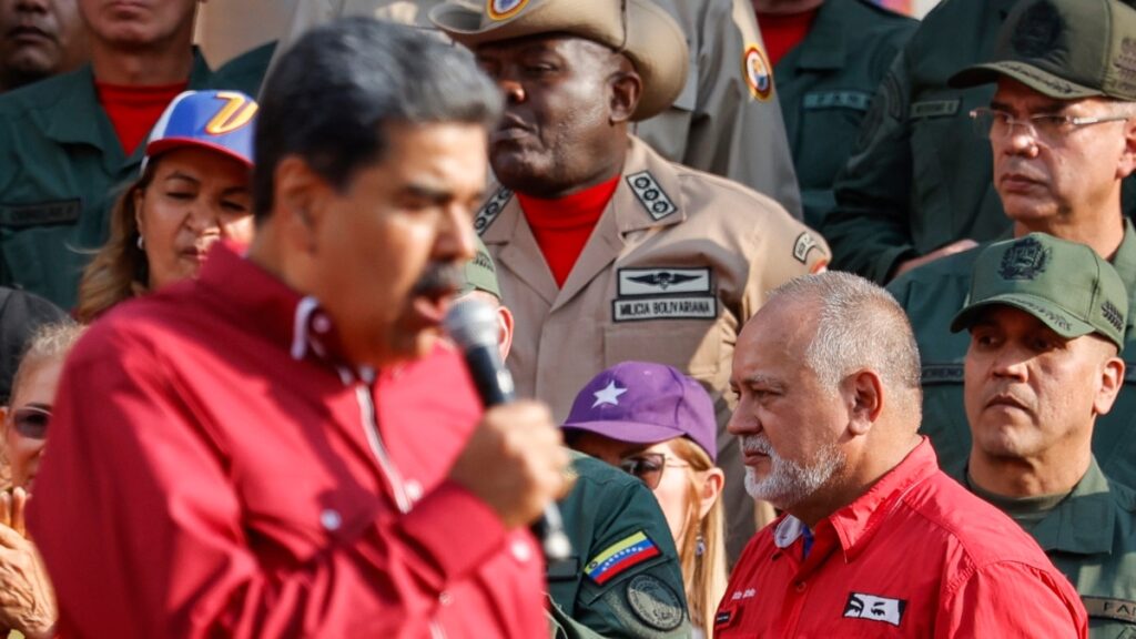 Demostración de "fuerza" antes de juramentación presidencial busca asegurar continuidad en Venezuela: analistas