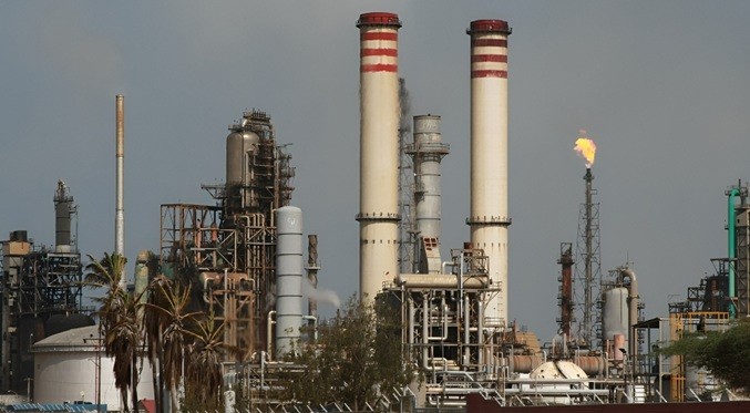Denuncian detención de 16 trabajadores de la refinería Cardón