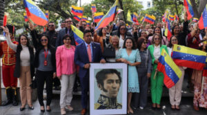 Diputados de AN entregan ofrenda floral a El Libertador en Plaza Bolívar de Caracas - Yvke Mundial