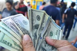 Dólar paralelo superó los Bs 70 en enero