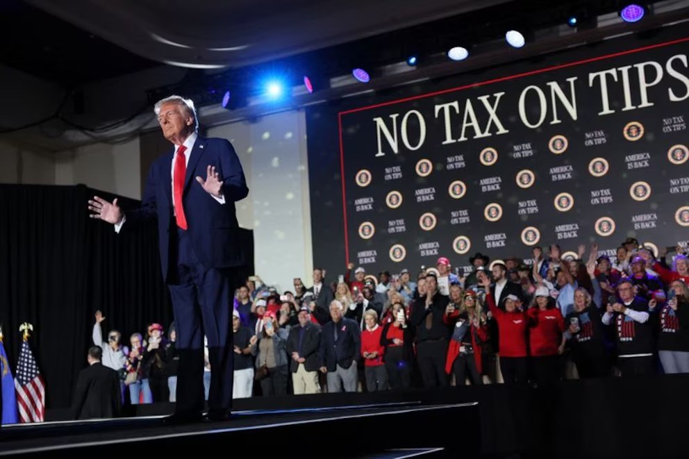 Donald Trump viajó a Las Vegas con la promesa de eliminar los impuestos a las propinas: “El declive de EEUU terminó” - AlbertoNews