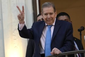 Edmundo González Urrutia, es ovacionado por miles de venezolanos en Perú: "Pronto nos iremos todos a casa" - AlbertoNews