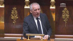 El Gobierno de Bayrou supera una moción de censura de la izquierda, que no ha sido apoyada por los socialistas