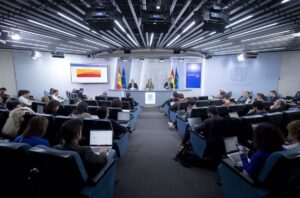 El Gobierno retrasa el Consejo de Ministros para intentar cerrar el apoyo de Junts al decreto ómnibus