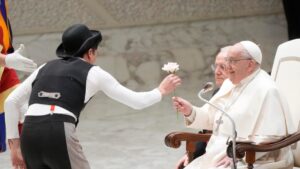 Papa Francisco se lesiona un brazo en una caída, según el Vaticano