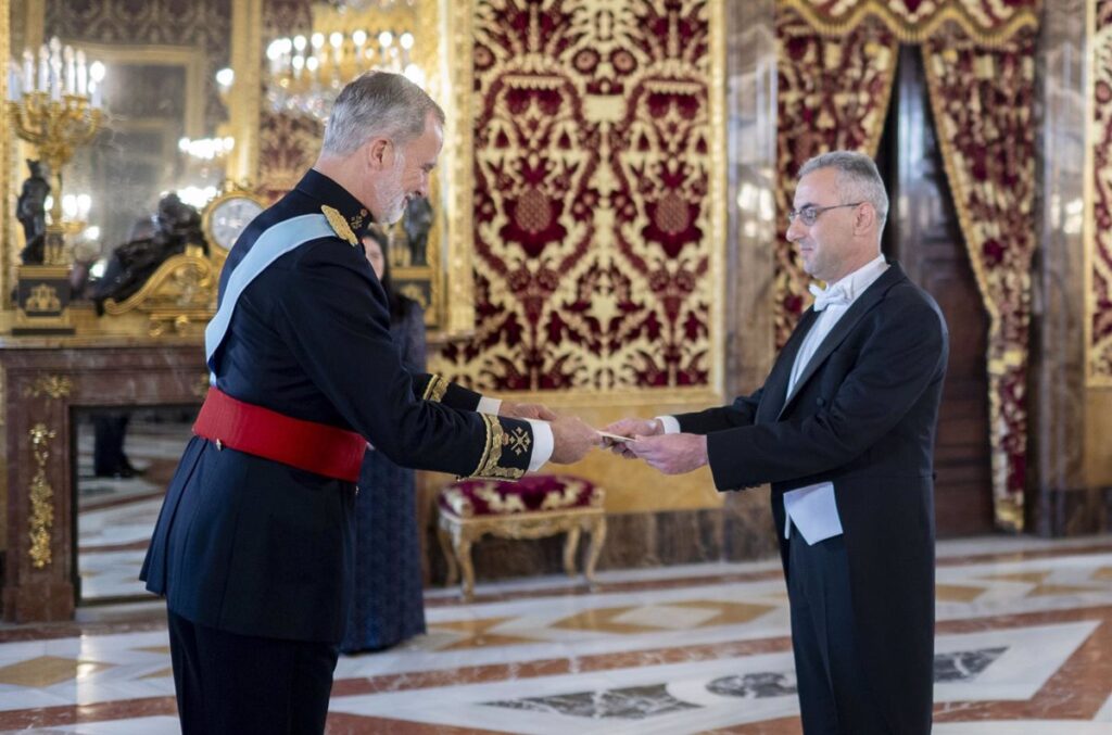 El Rey recibe a nuevos embajadores y no irá al primer acto del Gobierno por la muerte de Franco