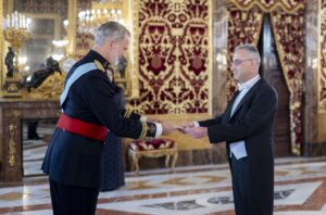 El Rey recibe a nuevos embajadores y no irá al primer acto del Gobierno por la muerte de Franco