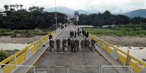 El bloqueo de la frontera dejó a miles de venezolanos varados en su propio país