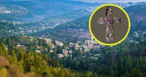 El fascinante hallazgo de un niño de 10 años en Jerusalén revela secretos de una cruz de 200 años y arroja luz sobre el legado de los peregrinos en Tierra Santa