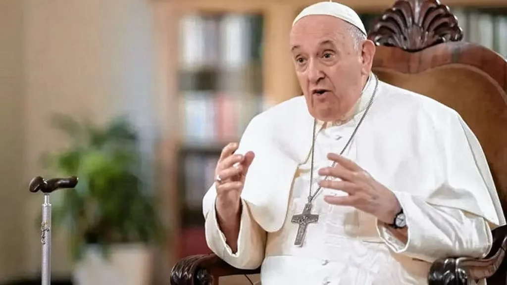 El papa Francisco sufre una caída sin fracturas y le inmovilizan el brazo por precaución (Detalles) - AlbertoNews