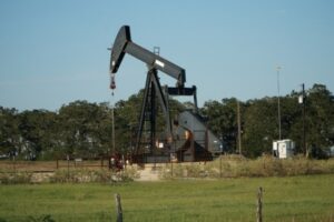 El petróleo vuelve a caer por incertidumbre sobre aranceles