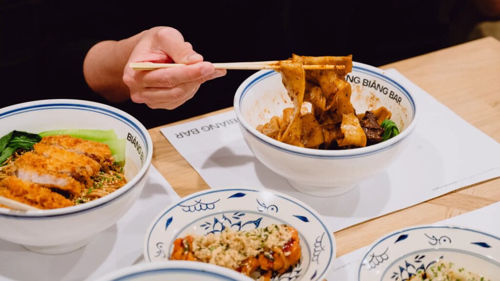 El restaurante con los tallarines más largos de Madrid estrena menú de Año Nuevo Chino: platos divertidos y baratos