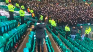 El tierno detalle de los aficionados del Young Boys con un joven hincha del Celtic