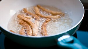 El truco para que los churros no te exploten al freírlos