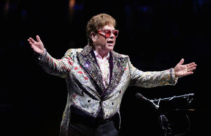 Elton John y Salma Hayek serán algunos de los presentadores en los Globos de Oro