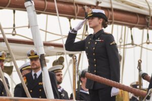 Emocionada despedida al buque escuela, que zarpa con la Princesa Leonor entre sus guardiamarinas desde Cádiz