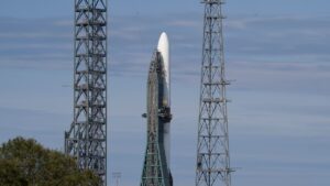 Empresa espacial de Bezos cancela el primer lanzamiento de su nuevo cohete en el último momento