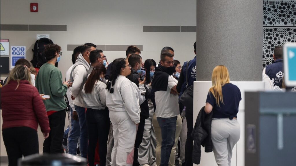 En Fotos | Llega a Colombia avión con ciudadanos deportados de EEUU