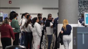 En Fotos | Llega a Colombia avión con ciudadanos deportados de EEUU