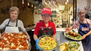 Enoteca Maria, el restaurante en el que las cocineras son abuelas que preparan comida del mundo