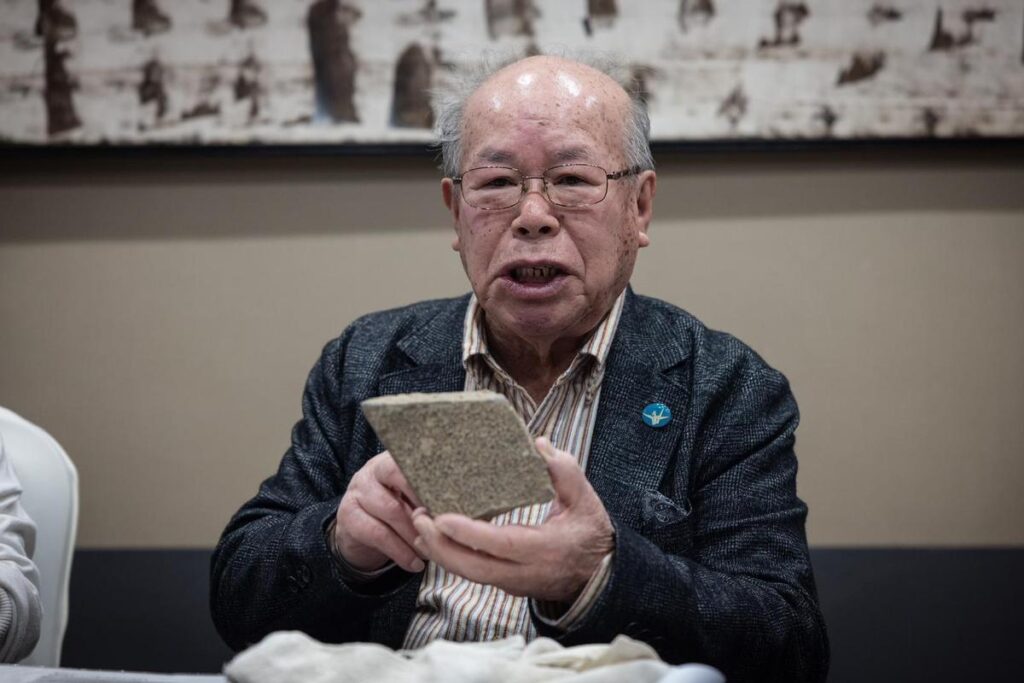 Shigemitsu Tanaka muestra cómo quedo una teja tras el ataque de Nagasaki