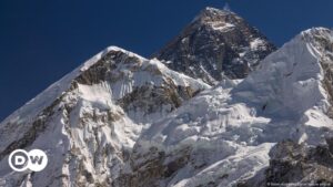 Expedición usará xenón para escalar el Everest en una semana – DW – 23/01/2025