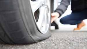 Explican cómo reparar una rueda pinchada en cinco minutos y sin tener que quitarla