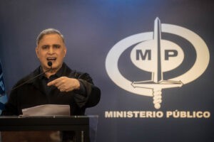 Fiscalía señala a Machado de “simular” su detención para generar violencia