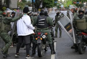 Foro Penal: Al menos 58 menores de entre 14 y 17 años siguen detenidos por las protestas postelectorales