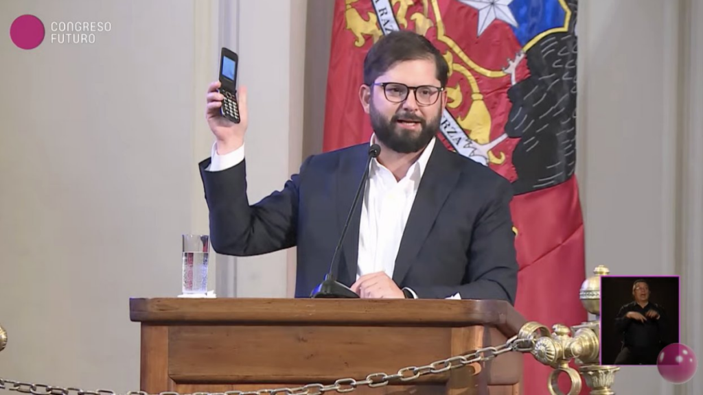 Gabriel Boric criticó la hiperconectividad y anunció que dejó de usar smartphones: Me compré uno antiguo