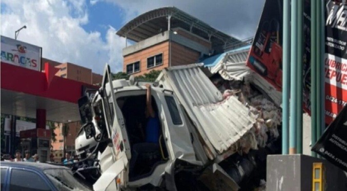 Gandola pierde los frenos, choca varios vehículos y a motorizados en una estación de servicio: reportan tres muertos