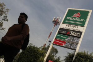 Gasolina, cigarros y refrescos suben en 2025 por ajuste al IEPS
