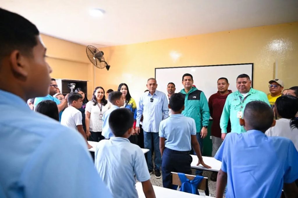 Gobernador Ángel Marcano visitó a estudiantes en reinicio de clases | Diario El Luchador