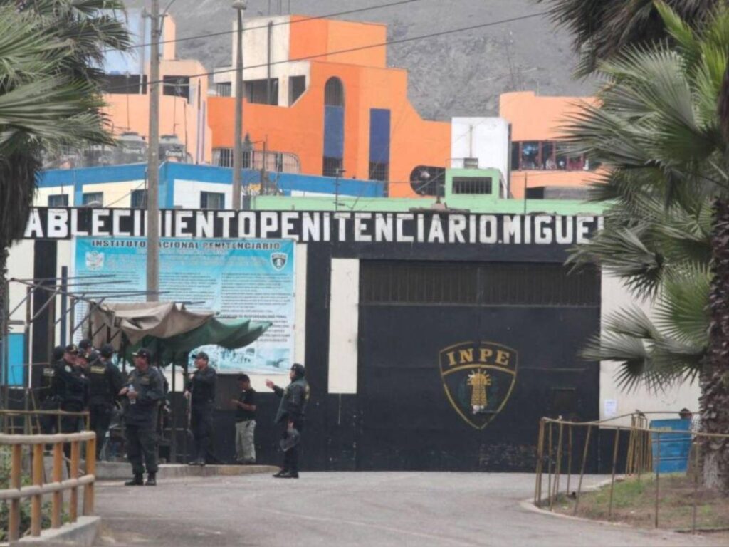 Gobierno de Perú confirma que delincuentes trataron de extorsionar a guardas de una cárcel - AlbertoNews