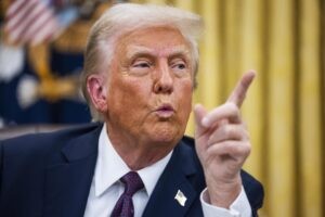 Gobierno de Trump amenaza a funcionarios locales que no cumplan sus órdenes migratorias