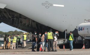 Gobierno de Trump deporta a más de 150 migrantes a Guatemala