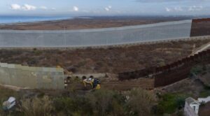 Gobierno de Trump retoma la reconstrucción del muro en Tijuana
