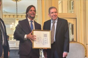 González entrega actas del #28Jul al presidente de Uruguay