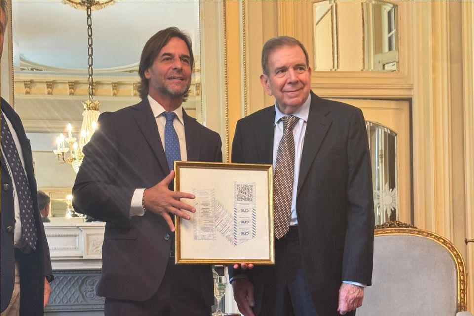 González entrega actas del #28Jul al presidente de Uruguay
