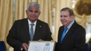 González está en Panamá. Petro no irá a jura presidencial. Y más.