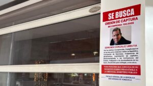González viaja a Suramérica. Publican carteles de recompensa.
