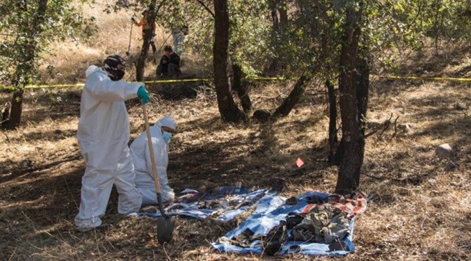 Hallan al menos 56 cadáveres en fosas en México