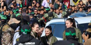 Hamás convierte en un espectáculo islamista el intercambio de rehenes con Israel