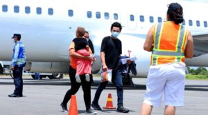 Honduras recibe primer vuelo militar con un centenar de migrantes