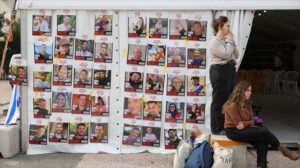 Israel contempla liberar a 1900 presos palestinos por 33 rehenes durante la primera fase de intercambios