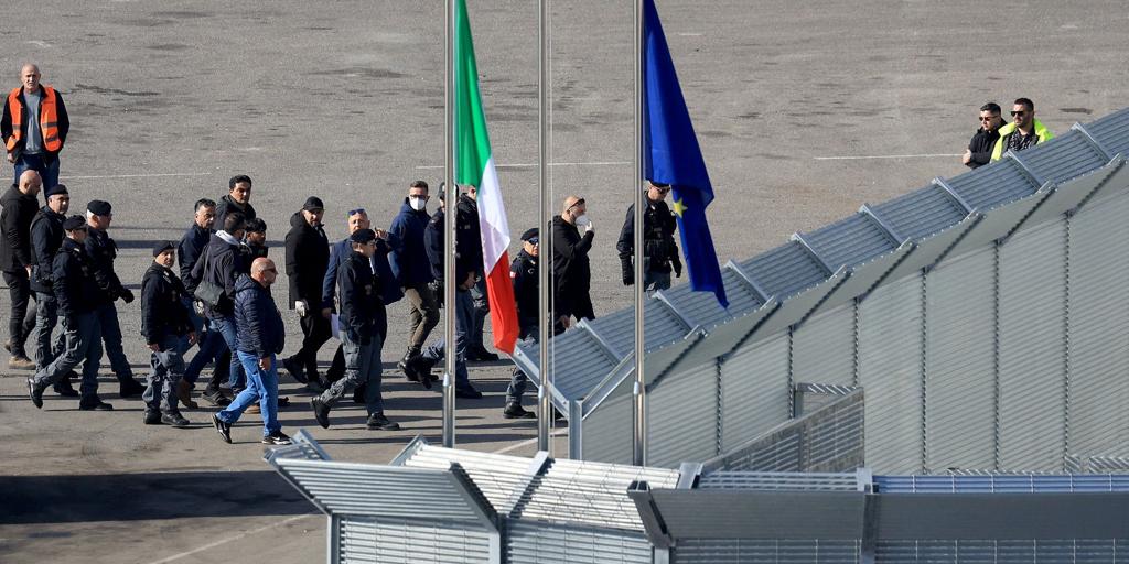 La Justicia italiana vuelve a frustrar los planes de Meloni y ordena el regreso de 43 inmigrantes desde Albania