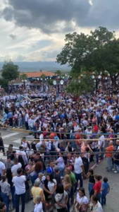 La Virgen de los larenses descendió de su altar este 5-Ene
