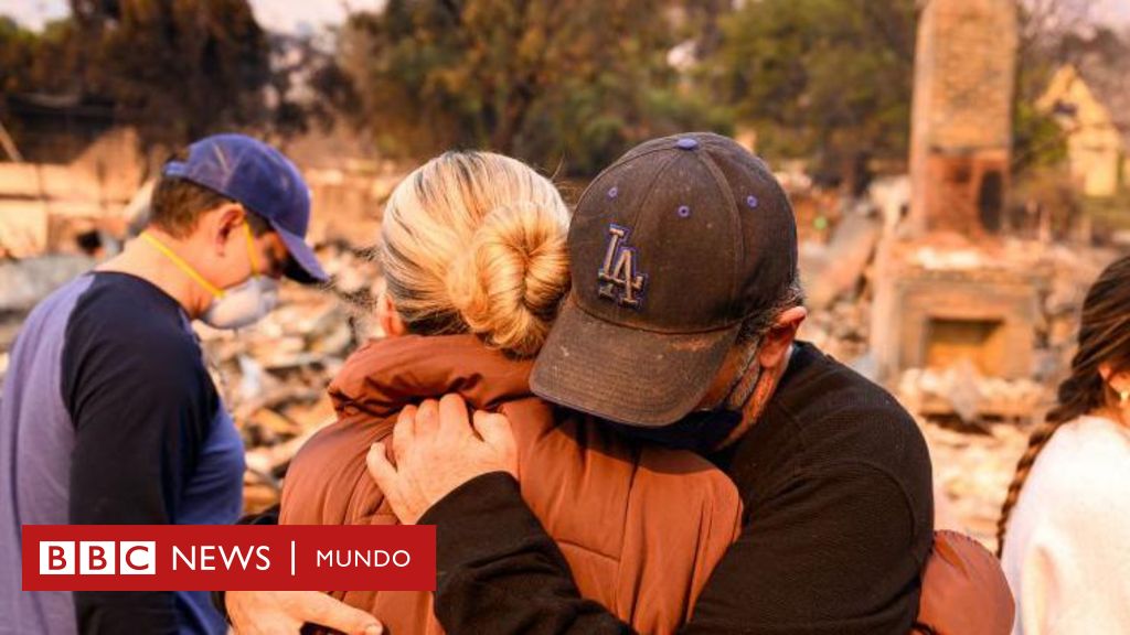 "La aseguradora canceló la póliza de mis padres": el drama de los que perdieron la casa en los incendios de Los Ángeles y se habían quedado sin seguro