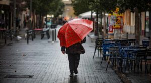 La borrasca 'Herminia' avanza y este lunes se registrarán los fenómenos más adversos del temporal con avisos en 16 CCAA